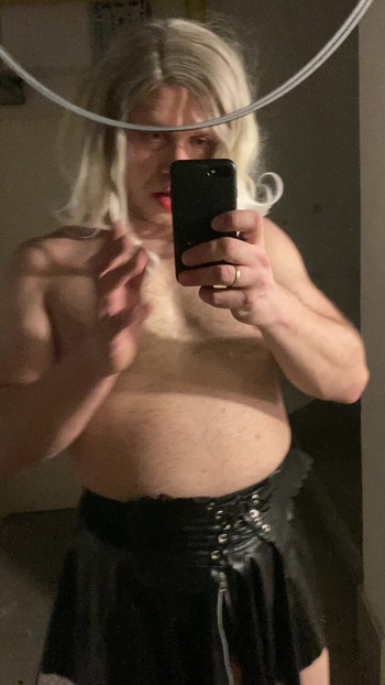 膝丈のヒールブーツとレザーミニパンツが尻に着ています。素晴らしい女装服だ。地下室のファック・ラグが無料で!