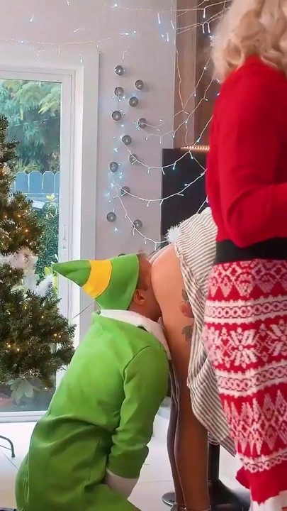 Merry FreeUse Christmas! Milf Stepmom Teaches Horny Stepson And Shy Stepdaughter How To Fuck | Clip 1