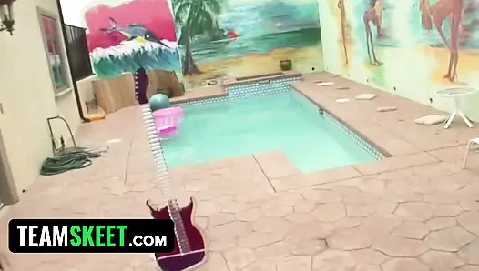 This Girl Sucks - cewek sange asia nyepong kontol besar setelah kalah di pertandingan ping pong