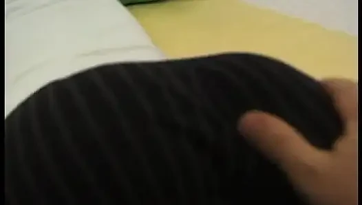Gadis remaja rambut pirang dengan pantat bulat dan toket kecil lagi asik masturbasi di video solo