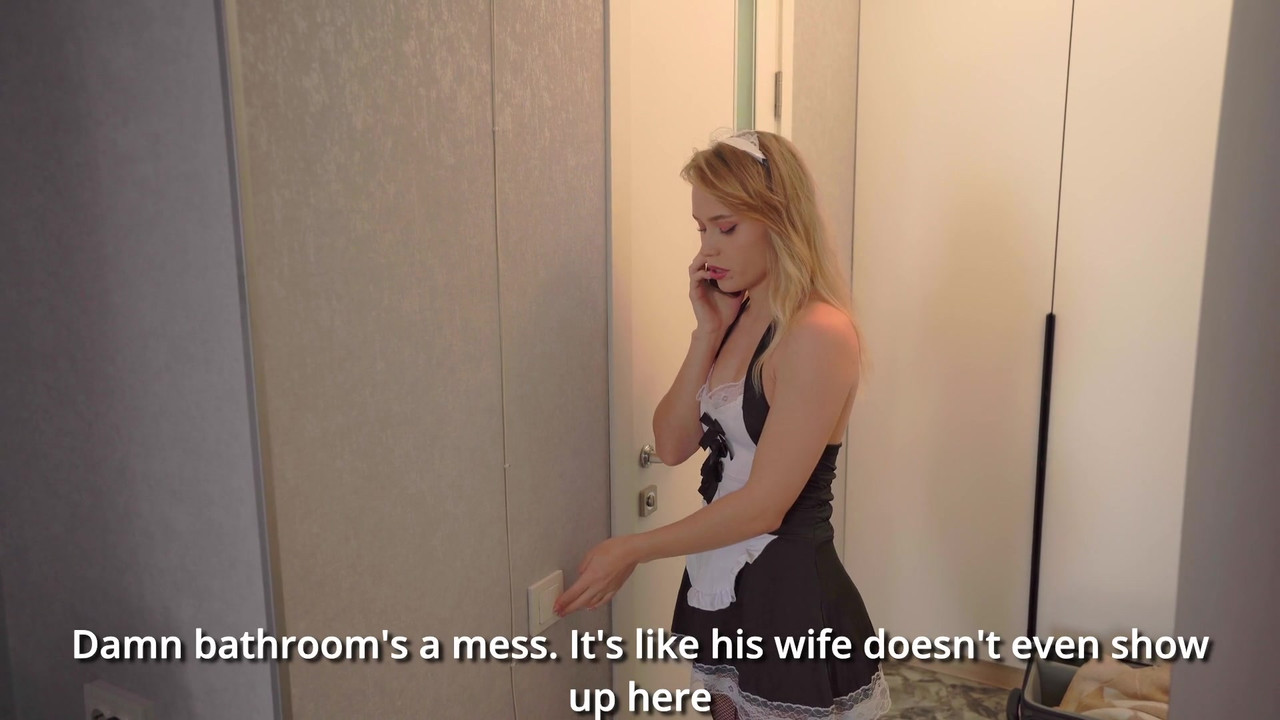 新来的女仆做不好，所以她不得不操她的小穴并在嘴里射精