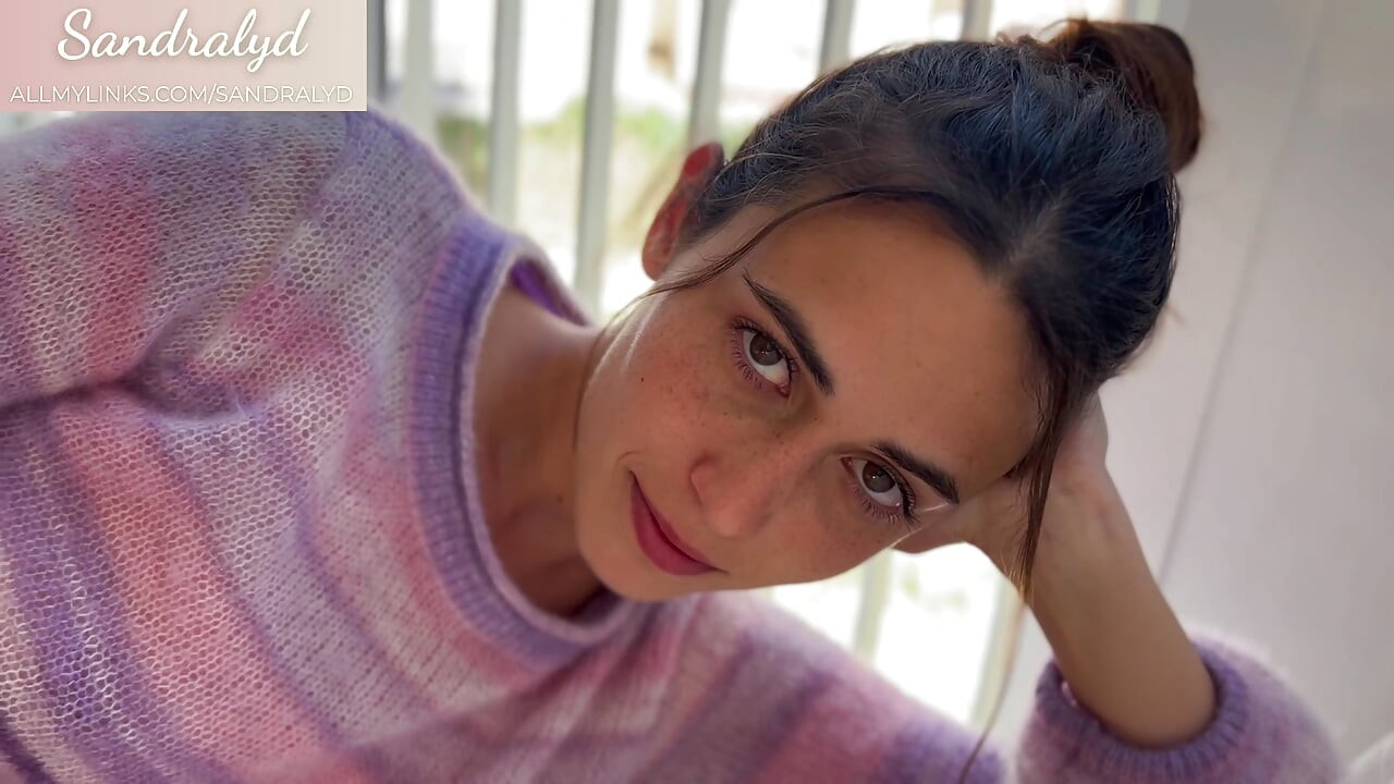 فتاة إسبانية وحيدة في غرفة نومها