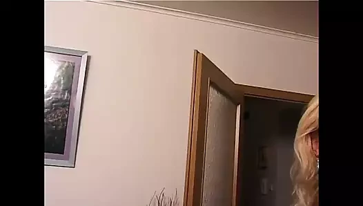 Geile retro-reife gibt einem großen amateur-schwanz einen schönen blowjob