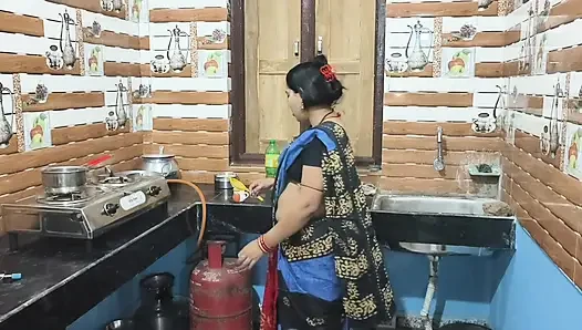 Ateşli Hintli orta yaşlı seksi hizmetçi evli kadın baştan çıkarıyor ve sert sikişiyor, desi seks videosu