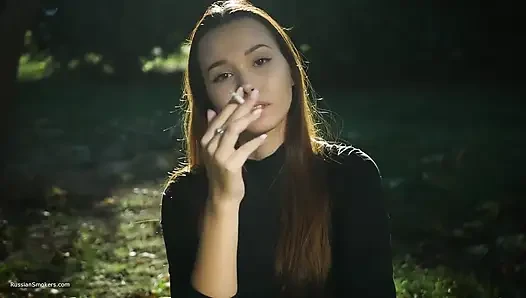Baştan çıkarıcı Rus güzel kadın açık havada sigara içiyor