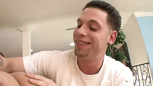 Cewek cantik pakai sepatu hak tinggi saat berhubungan seks di sofa