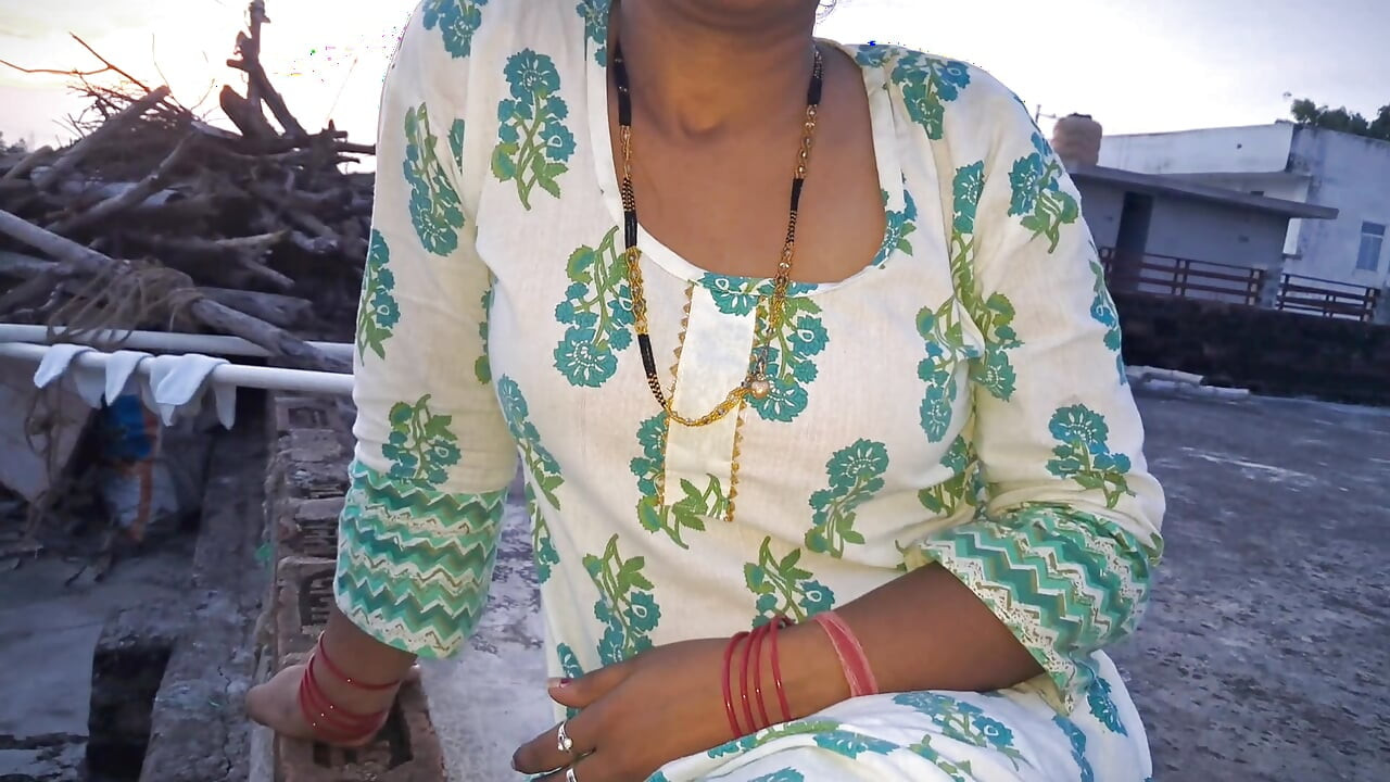 Bhaartiy bhaabhi chupke se apne parosi ko aamantrit karti hai jabki pati door hai