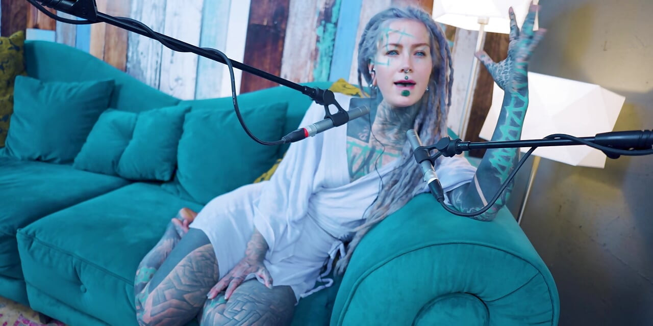 Mówię o L - LOVE - ASMR podcast SFW rozmowy goth chuda dziewczyna dredy tatuaż model tuszem dziewczyna