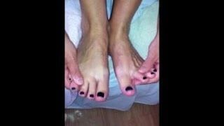 Mijn vriendin creamt haar sexy voeten