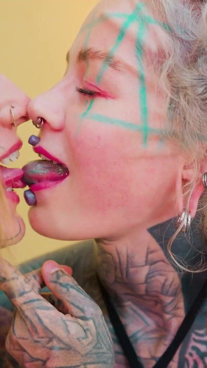 Δύο Alt Babes τεντώνουν τους κώλους τους με Freaky Alien Dildos | Κλιπ 1