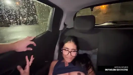 Юная пара не может выйти в спальню и потрахаться в машине