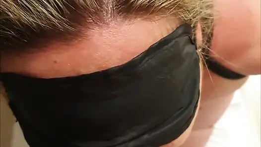 Orta yaşlı seksi kadın victoria bağlı ve emiyor