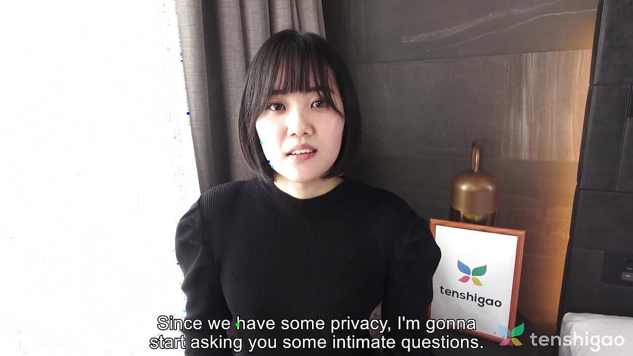 Moeka Tachibana er ung og i sin første pornovideo