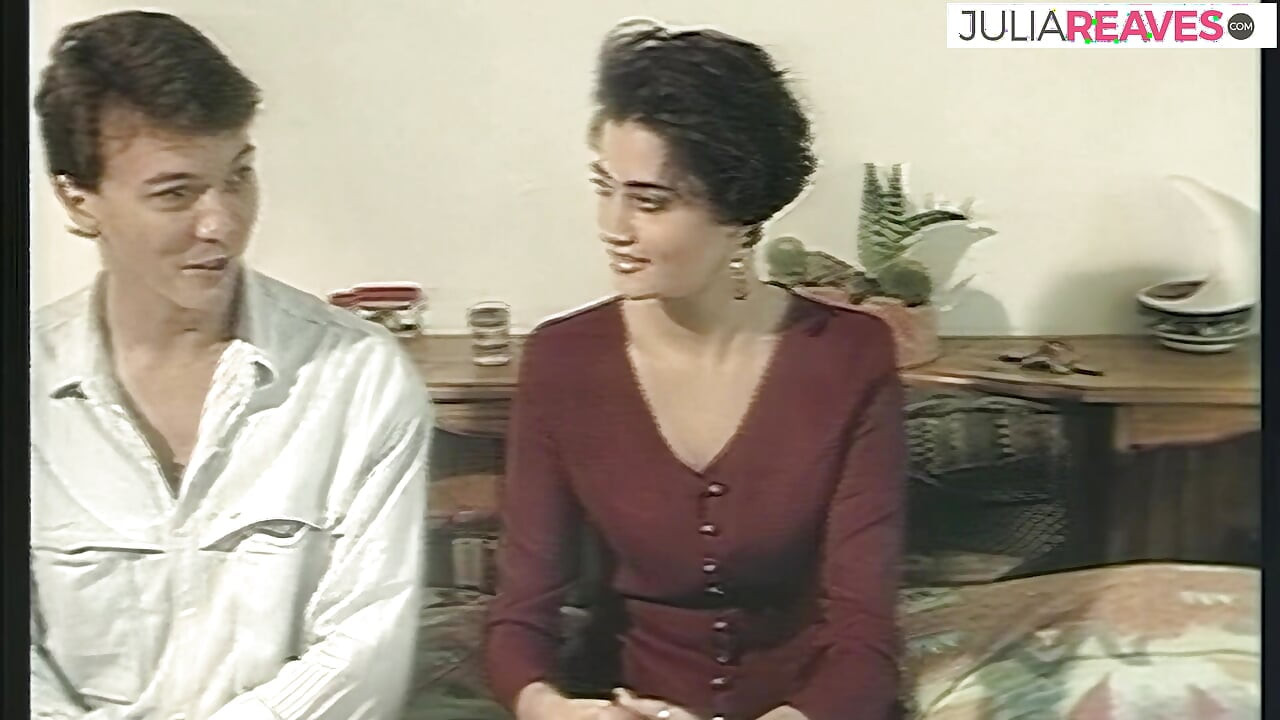 Sexig tjej böjer sig för ett hårt knull och suger sedan kuk till spermasprut