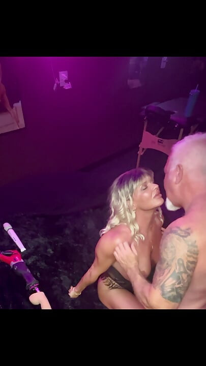 Rubia caliente es destruida en su mazmorra