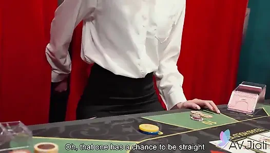 Сексуальная блондинка тайваньская девушка - дилер, которую трахают на работе