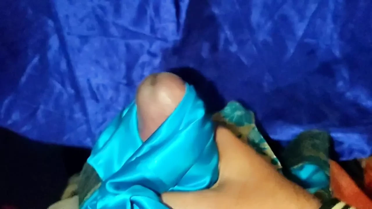 Sega di seta di raso porno - Sega lehnga blu satinata di vicino (139)