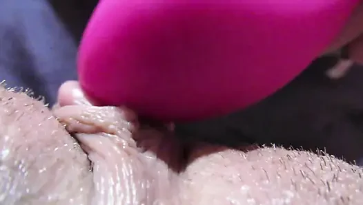 Memek orgasme klitoris besar closeup dengan kontraksi berurat yang bagus