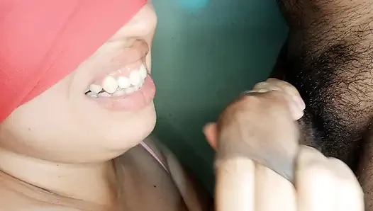 Meine stiefschwester ist besessen davon, mit meiner Vorhaut zu spielen und schiebt ihre finger so weit wie sie kann.