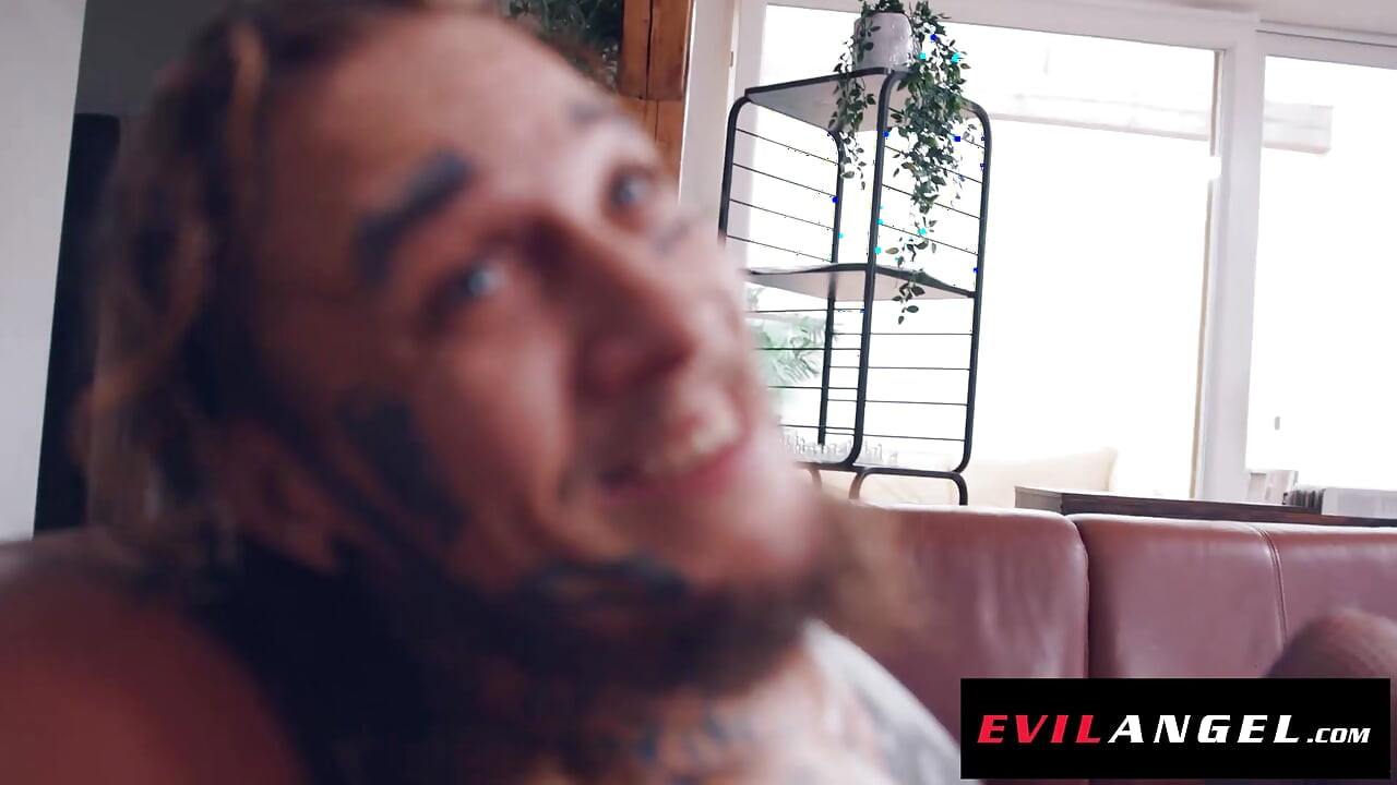 Evil Angel - Anna De Ville у диких анальних позиціях! Нога в дупу і трах в горло догори ногами