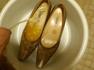 Pisciare in mogli scarpe con tacco alto marrone chiaro