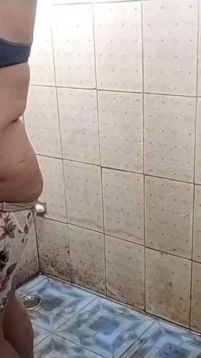 Must-see okamžik od "Sexy indická bhabi ve sprše v romantické náladě"