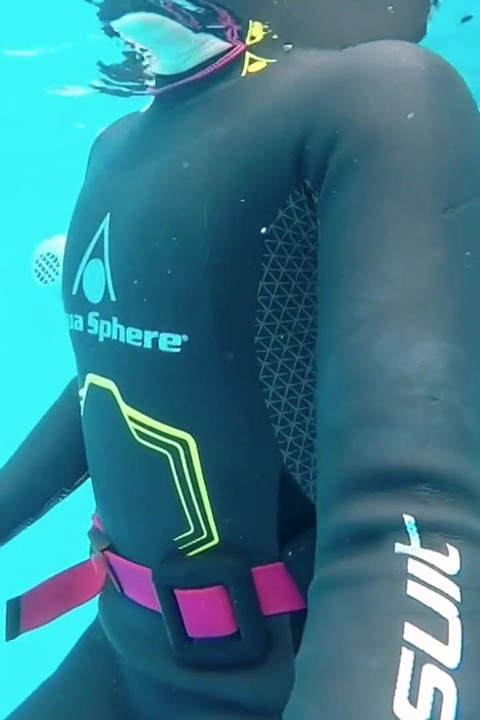 Wetsuit joi dưới nước trong hồ bơi riêng của tôi