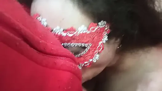 İşten yorgun bir şekilde eve geliyorum ve karım beni lezzetli bir saksoyla karşılıyor.