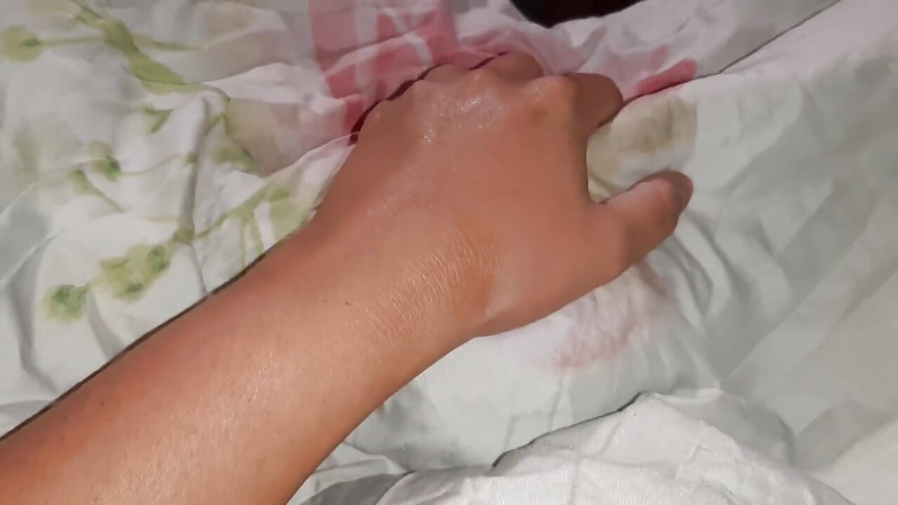 मैंने कंबल के नीचे देखा और मेरी पड़ोसन चूत चाट रही थी और मेरी प्रेमिका देख रही थी और हस्तमैथुन कर रही थी, आश्चर्य की बात है कि तीन लोगों की चुदाई