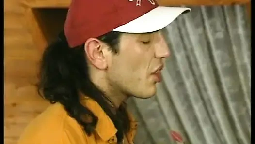 Юную брюнетку жарят в два смычка и кончают в рот