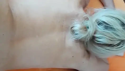 Selena позирует в ванной и занимается сексом в постели