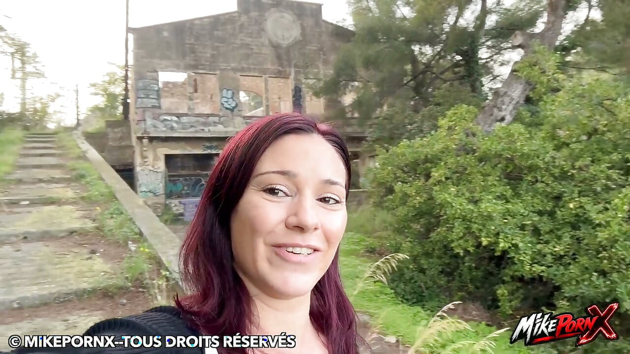 This Good Slut Gives Her an Express Blowjob in an Urbex