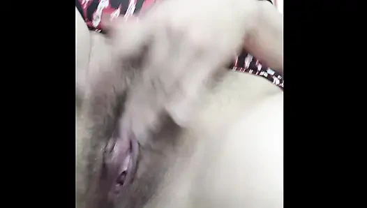 Aku lagi asik masturbasi memekku waktu bosku lagi nggak di rumah