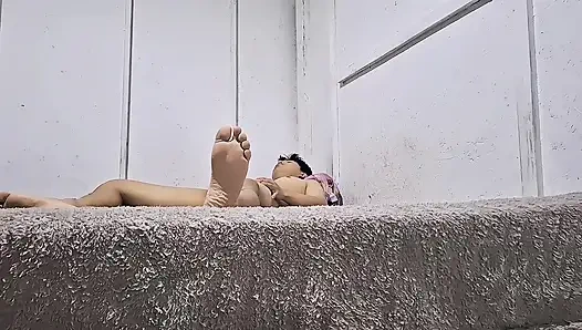 Cewek sange Filipina lagi asik ngentot kontol abang tirinya sampai dia jilat pantatnya