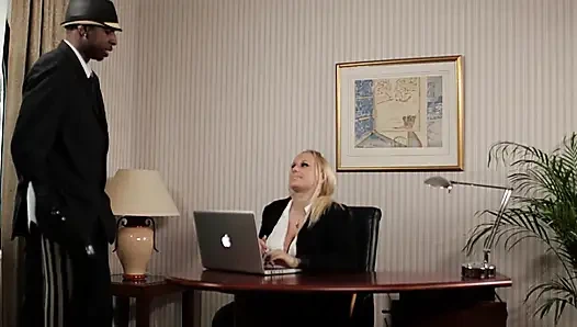 Tante semok rambut pirang digoda dan dientot habis-habisan