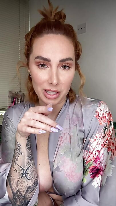 Paige在她的房间里发现你在闻她的内裤