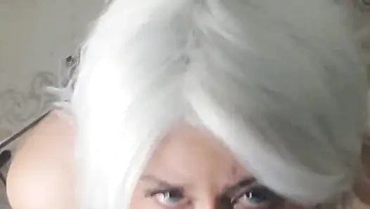 18-летняя шлюха обожает сосать толстый член