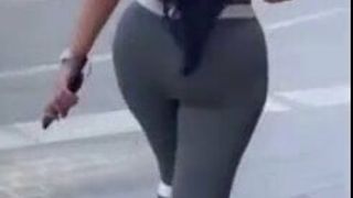 Uma garota iraniana curvilínea muito sexy com bunda sexy está andando