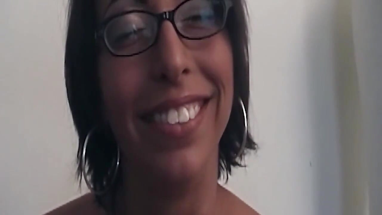 Mamă sexy brunetă matură suge adânc pula masivă
