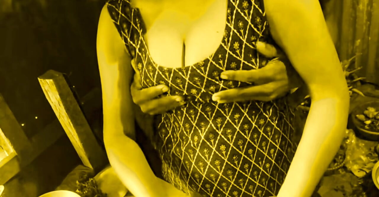 Un jeune devar insiste sur une bhabhi nouvellement mariée sexy dans la cuisine.