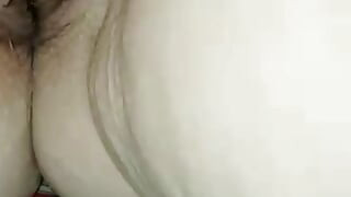 Excitată și singuratică