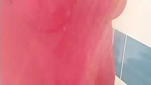 Dečak u jednodelnom kupaćem i čarapama se tušira 2