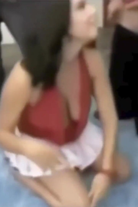 18歳の精液の尻軽女がすべてを飲み込む