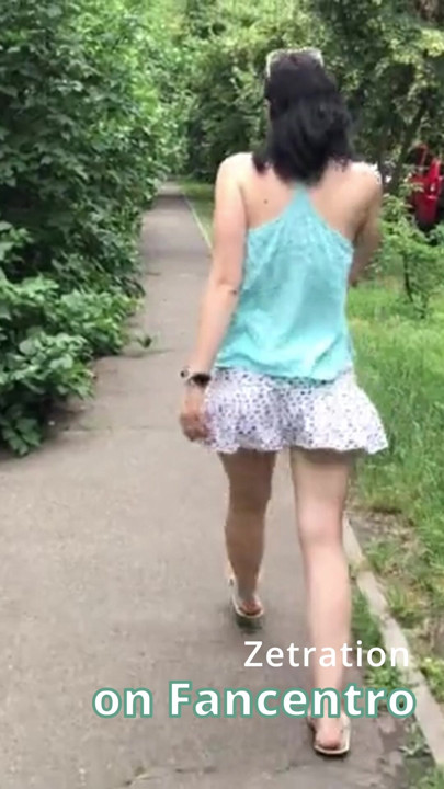 As-tu déjà vu cette beauté sans culotte dans ton parc ?