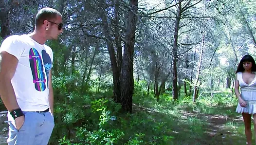 Kötü ve tahrik olmuş bir adam için ormanda seksi av