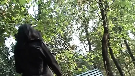 Горячая и сексуальная милфа трахает пальцами свою киску на скамейке в парке