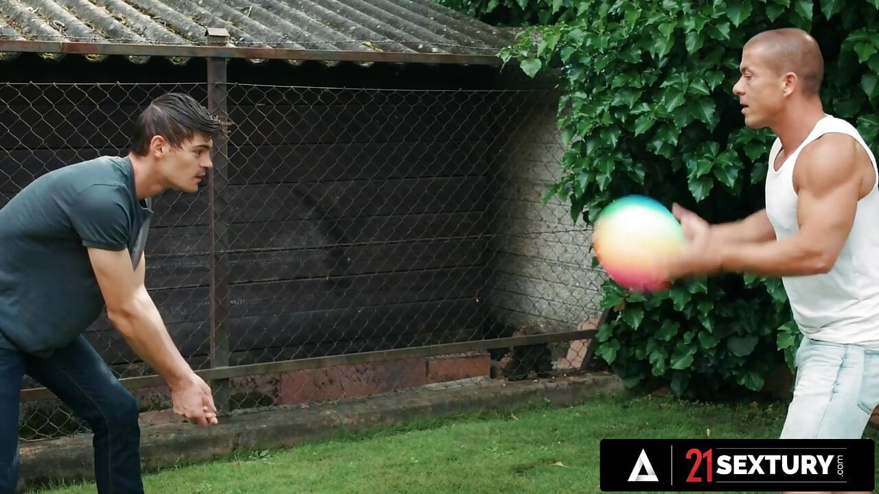 Kitana lure menggoda josh dan matt untuk berujung seks threesome hot