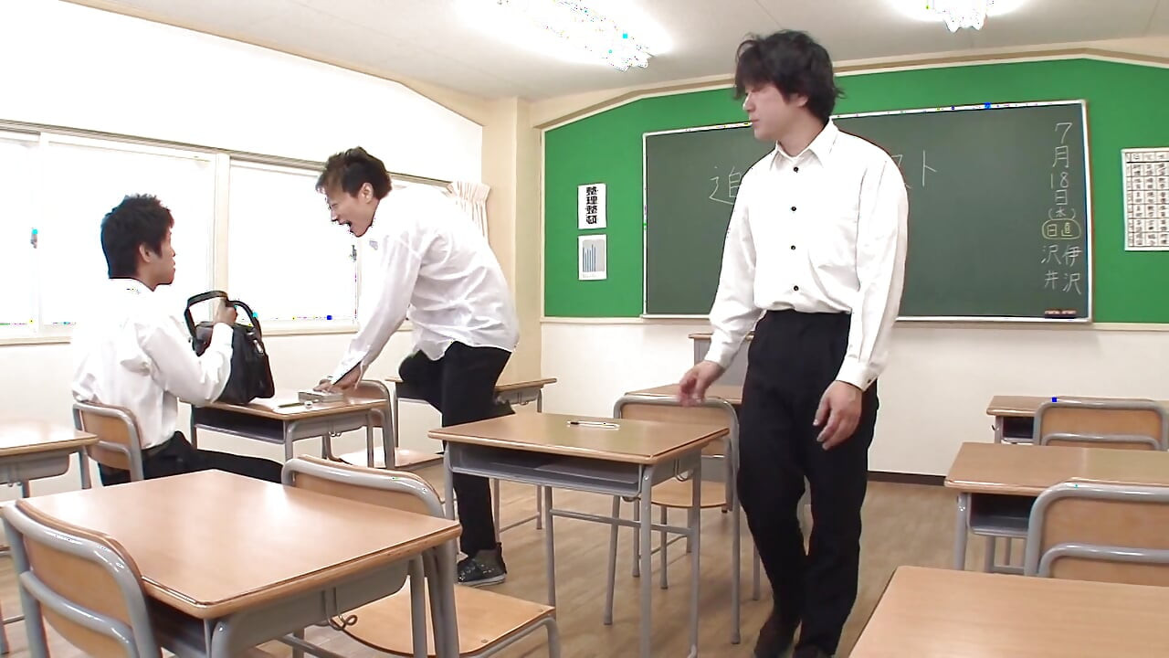 寶貝呻吟著被假陽具操，然後是一根巨大的雞巴