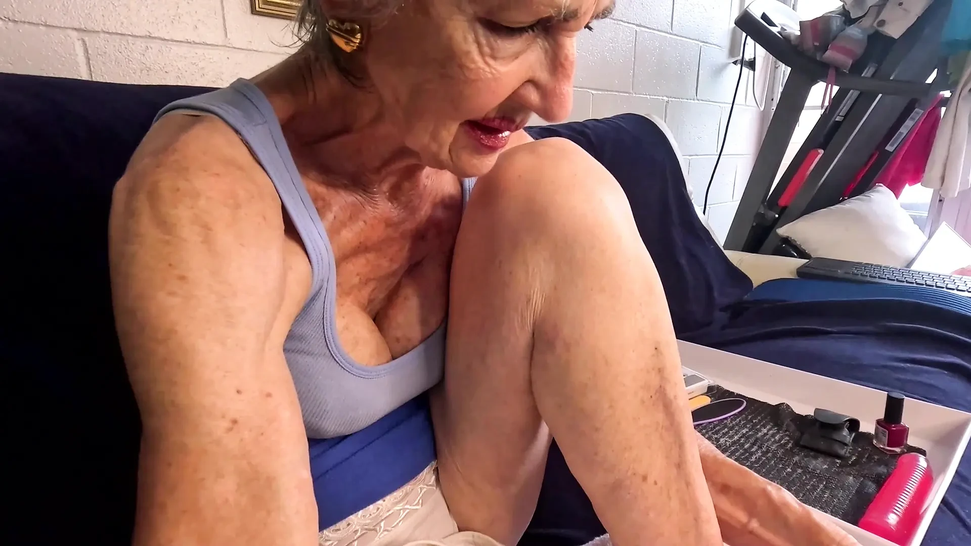 Banho de pé, auto pedicure, pintura de unhas, com os pés