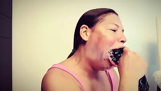 Трахая горло, я разрушаю горло игрушками по самую область яиц